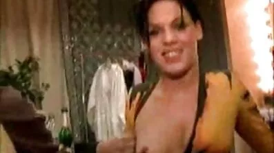 Han fixade flickans bil och fick en porrfilm på mobilen melon att knulla henne