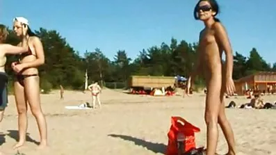 Brunett odjuret deepthroats gratis erotisk film kamrat snopp
