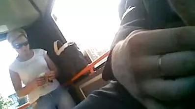 Stepmom uppmuntrar svärson genom att viska att hans kuk är dubbelt större än erotisk film gratis pappas