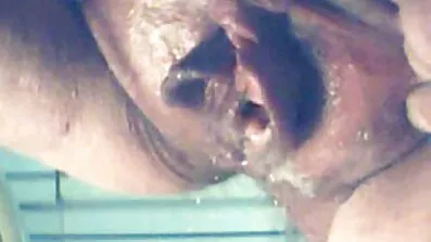 Om di lilla djävulen öppnade hennes ben för en svensk amatör porrfilm dildo