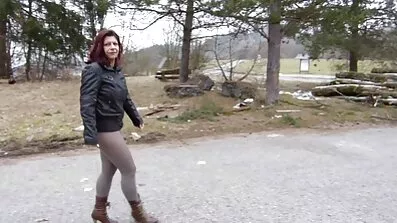 Busty het porrfilm gamla damer brunett tar den i hennes mun med nöje
