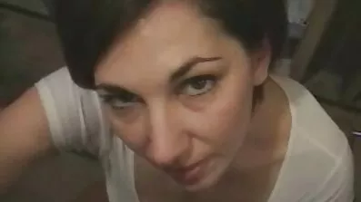 Söt blond strök hennes vackra fitta med erotisk film free händerna