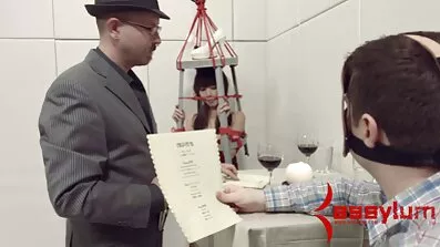 Efter gratis mogen porrfilm en champagnemiddag sker sex av fyra flickvänner