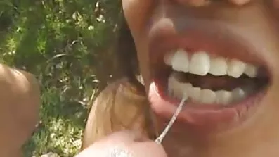 Denna tik flitigt fungerar hennes fitta och vet hur man gratis sexfilmer gör det