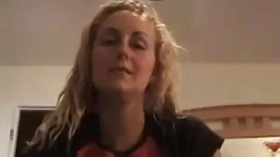 Vacker tjej suger kuk med hennes ömma fria sexfilmer mun