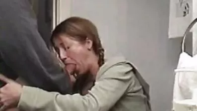 Nakna kycklingar Co-wanked på soffan gratis lesbisk porr