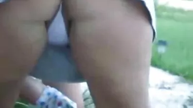 Flicka i röda strumpor fri sexfilm masturbates huva med fingrarna
