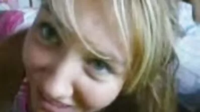 Omtänksam mamma såg son stick kuk porrfilm med äldre kvinnor i trosor och knulla