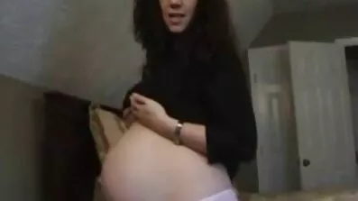 Långhårig tjej suger hennes pojkvän sensuell porrfilm